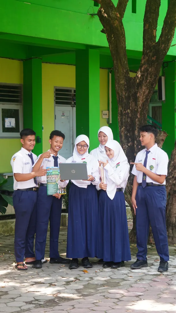Murid MTsN 2 Kota Kediri berkolaborasi menggunakan laptop